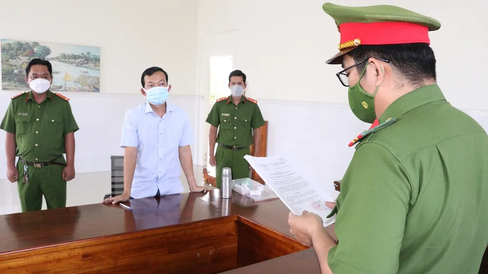 Cơ quan công an thi hành lệnh bắt đối với Phạm Vũ Phương.