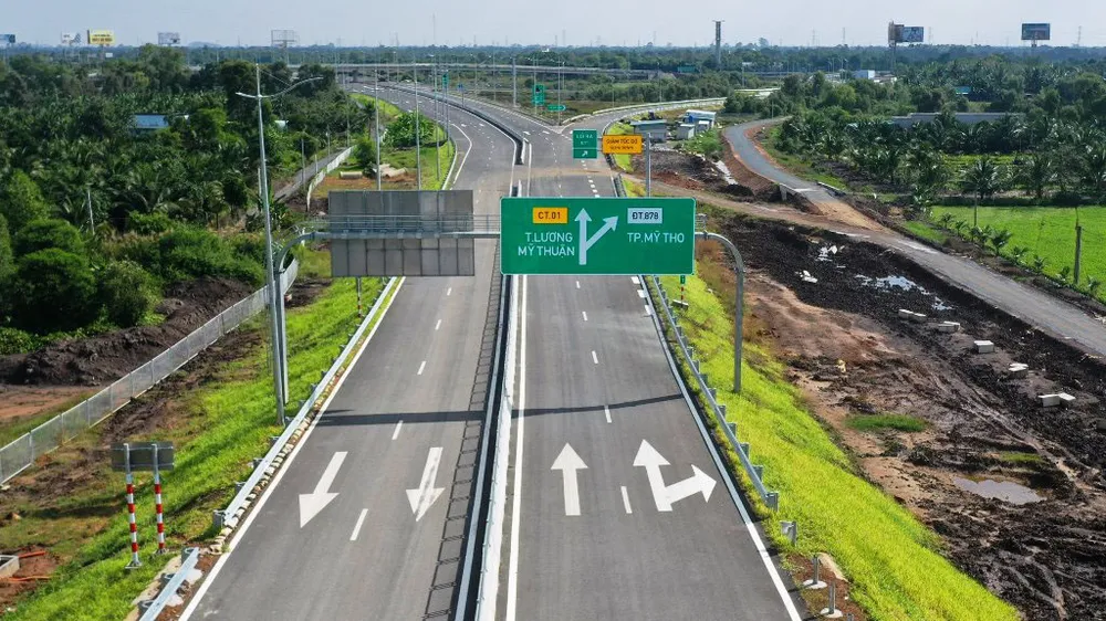 Từ ngày 25-1 đến ngày 10-2, ô tô được lưu thông hai chiều trên tuyến chính cao tốc Trung Lương – Mỹ Thuận, với tốc độ tối đa là 80km/h 