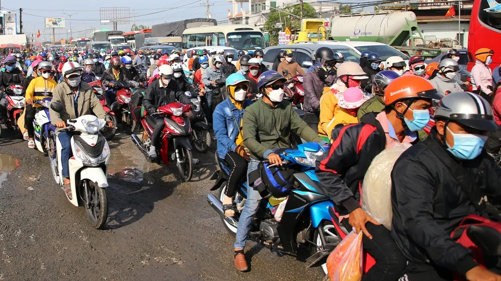 Người dân ĐBSCL trở lại TPHCM sau tết: Ùn ứ xe một số nơi trên Quốc lộ 1A