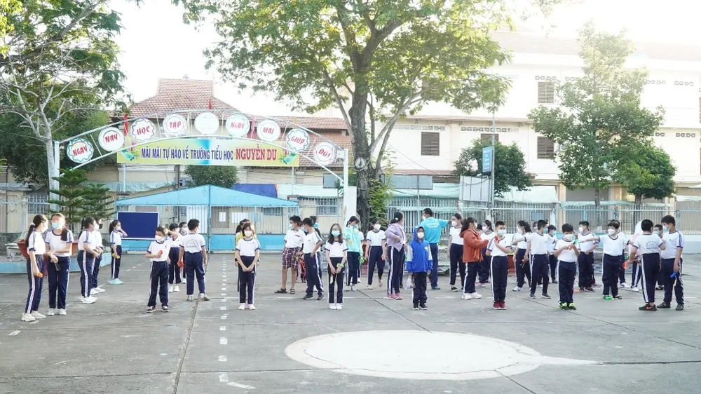 Học sinh khối 5 trường Tiểu học Nguyễn Du (TP Vĩnh Long) trở lại trường học trực tiếp. Ảnh: QUỐC AN