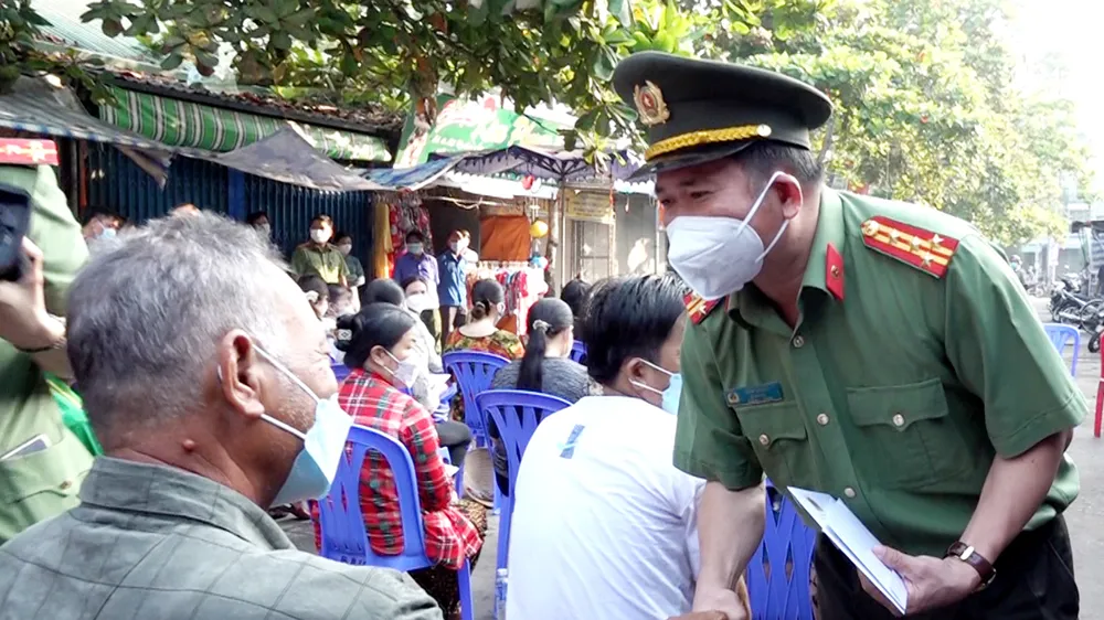 Công an tỉnh An Giang thăm hỏi, hỗ trợ 52 tiểu thương bị hỏa hoạn