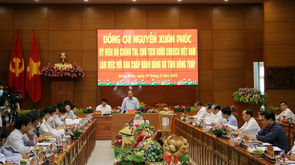 Chủ tịch nước Nguyễn Xuân Phúc cùng đoàn công tác của Trung ương làm việc với tỉnh Đồng Tháp. Ảnh: QUỐC AN
