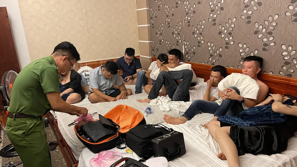  Lực lượng công an kiểm tra hiện trường 