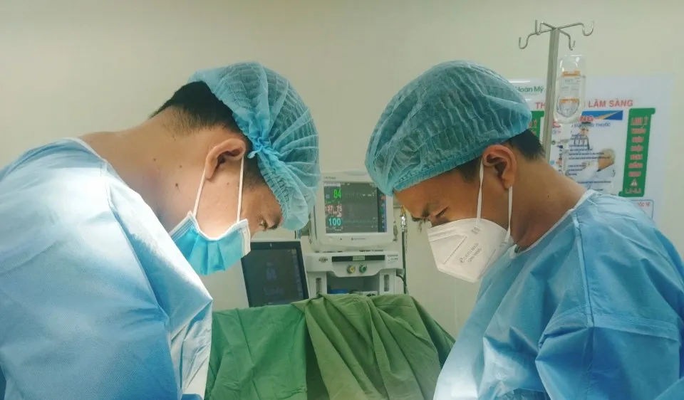 Cấp cứu thành công một nạn nhân bị mất hoàn toàn da dương vật do máy quấn