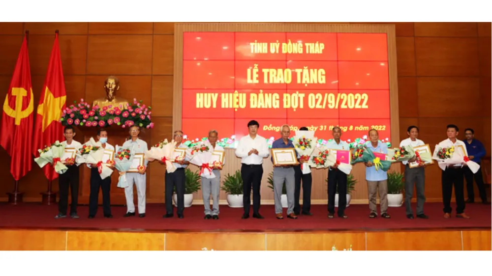 Đồng Tháp trao tặng Huy hiệu Đảng cho 271 đảng viên