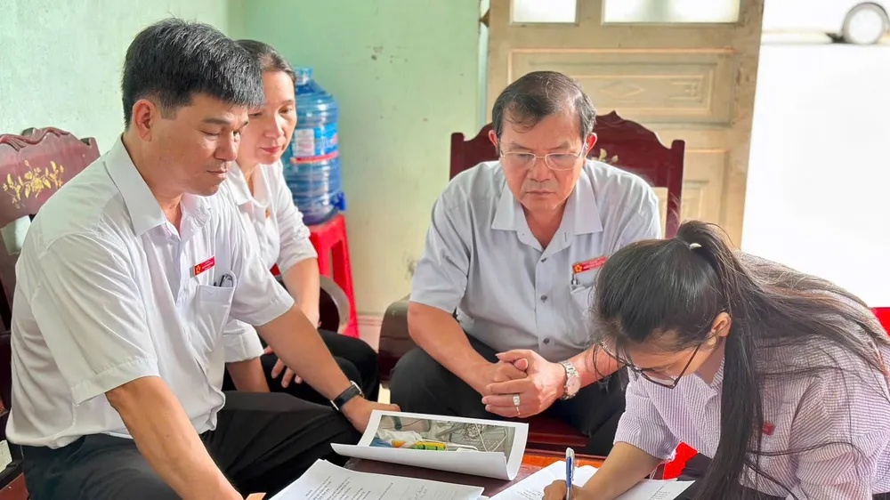 Cán bộ Trung tâm phục vụ hành chính công xã Phú Giáo đến các ấp triển khai mô hình "Hành chính công lưu động"
