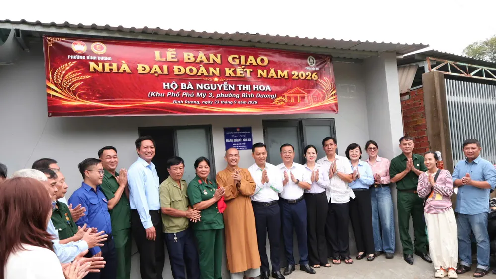 Trao nhà Đại đoàn kết cho nữ cựu chiến binh khó khăn 