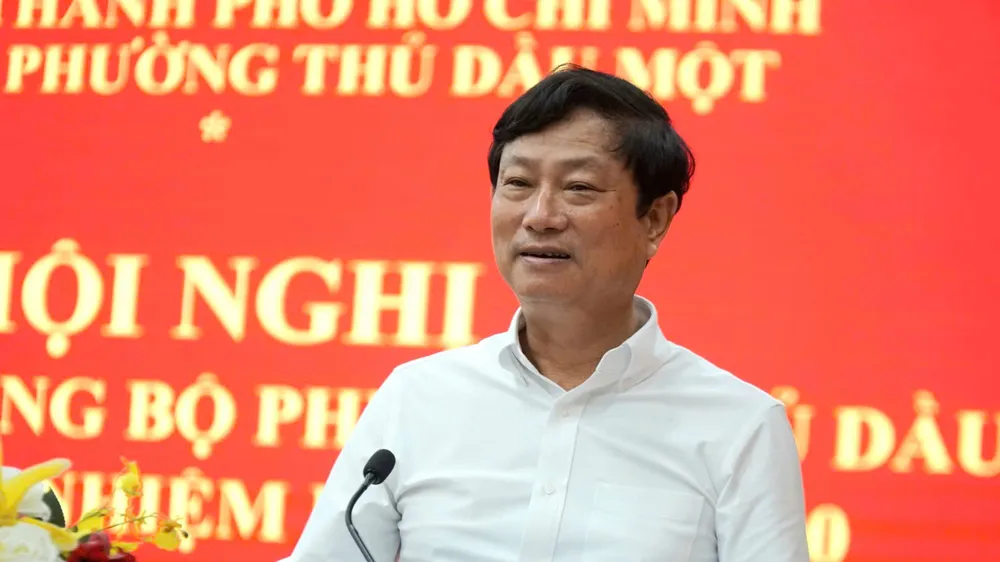 Đồng chí Võ Văn Minh phát biểu chỉ đạo tại hội nghị Ban Chấp hành Đảng bộ phường Thủ Dầu Một