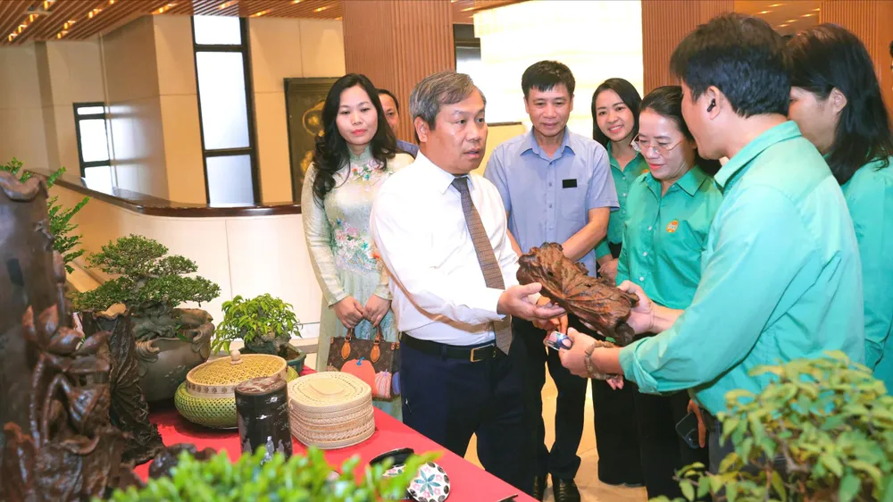Chủ tịch UBND TP Hà Nội Vũ Đại Thắng trò chuyện với các đại biểu trước thềm hội nghị Ảnh: VIẾT THÀNH