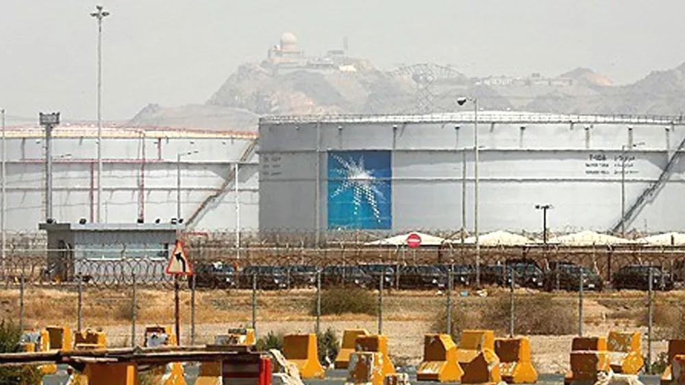 Các bể chứa dầu thô tại một nhà máy lọc dầu và cảng dầu của khu phức hợp Saudi Aramco. Ảnh: SBS News