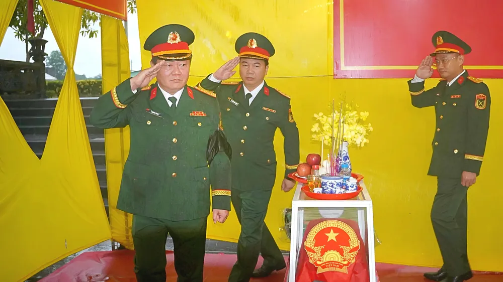 Lãnh đạo Bộ Chỉ huy Quân sự tỉnh Quảng Trị tưởng niệm, tri ân các Anh hùng liệt sĩ