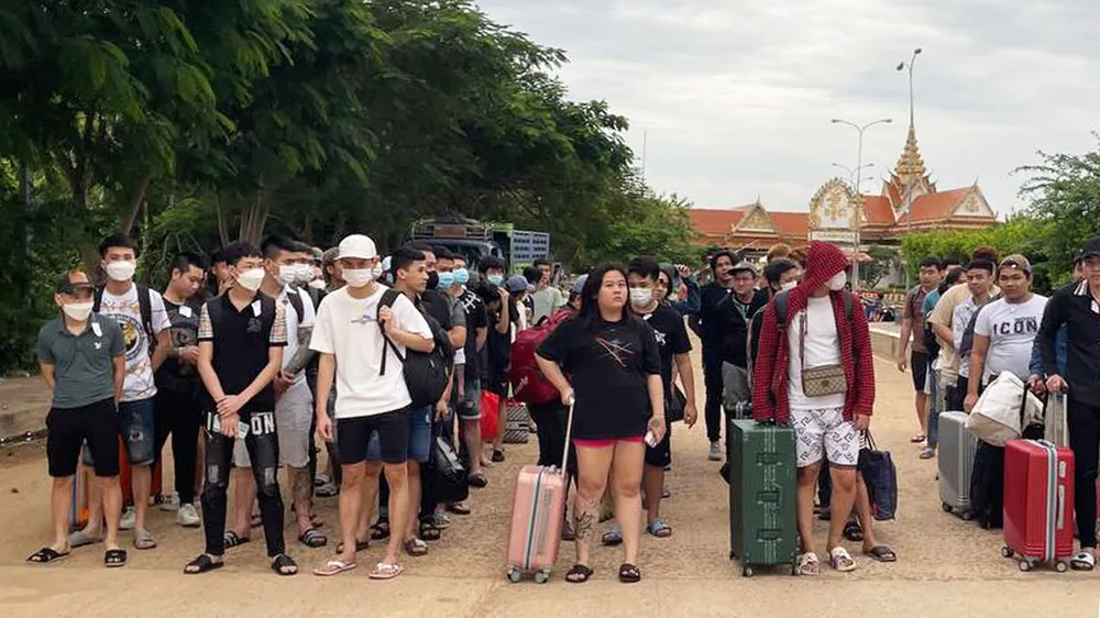 67 công dân Việt Nam trở về nước sau khi được giải cứu khỏi công ty K99 Group ở tỉnh Preah Sihanouk. Ảnh: QUỐC BÌNH