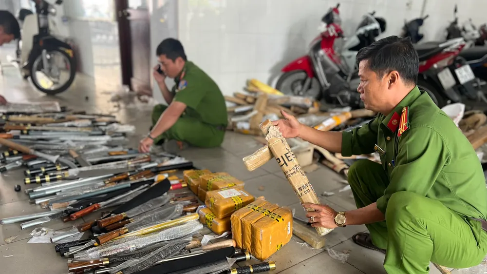 An Giang: Phát hiện 700 hung khí nguy hiểm gửi qua đường bưu điện