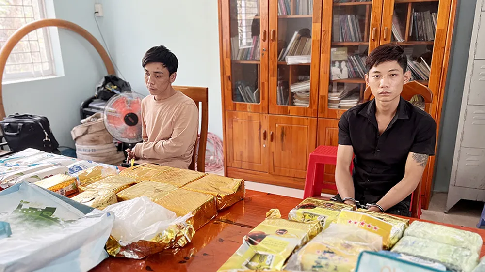 Bắt giữ 2 đối tượng vận chuyển 18,6kg ma túy từ Campuchia về Việt Nam