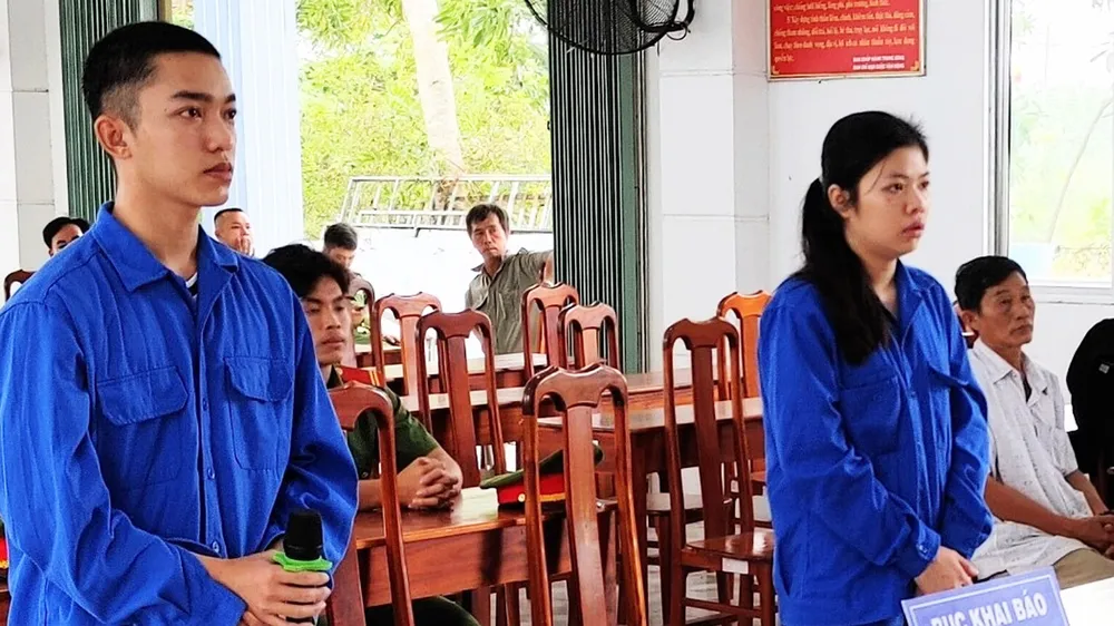 Rủ nhau cướp tiệm vàng, đôi vợ chồng lãnh án 15 năm tù