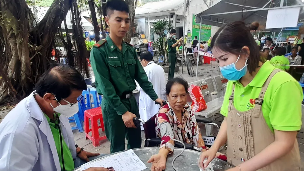 Khám, tặng quà cho bà con xã đảo Lại Sơn (Kiên Giang)