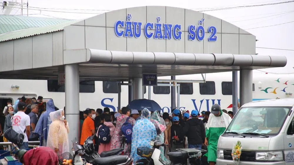 Kiên Giang: Du khách đi chơi lễ bất ngờ vì thời tiết xấu, tàu đến các đảo phải tạm dừng