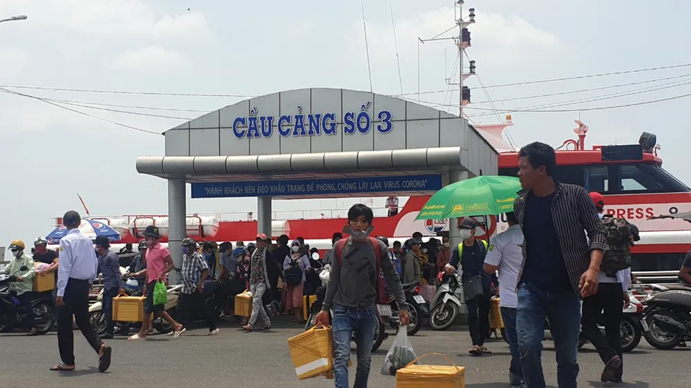 Tàu khách từ Phú Quốc cập bến Rạch Giá sau 3 ngày tạm ngưng do bão. Ảnh: QUỐC BÌNH 