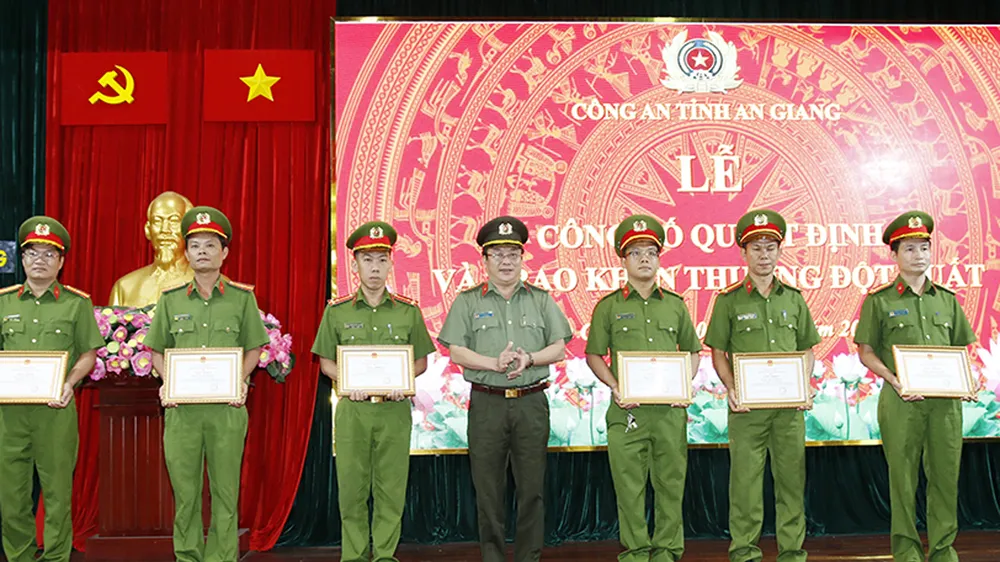  Thưởng nóng các đơn vị phá án vụ 5 lao động bị lừa sang Campuchia
