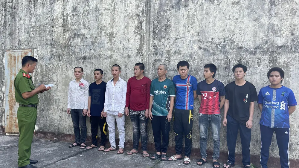 Các đối tượng tại cơ quan công an. Ảnh: QUỐC BÌNH