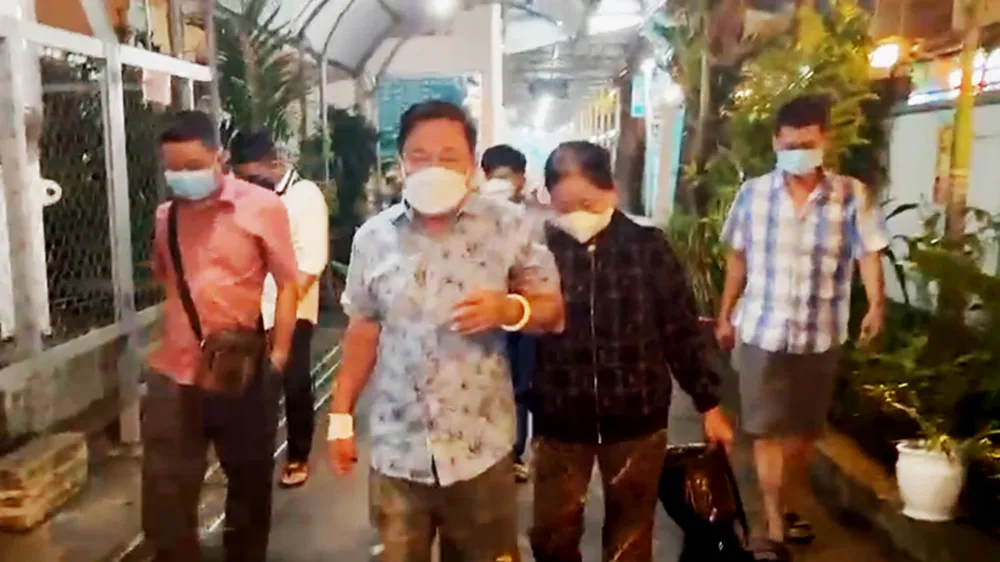 Bắt và di lý bị can Phước từ TP Hồ Chí Minh về An Giang. Ảnh: TIẾN TẦM.
