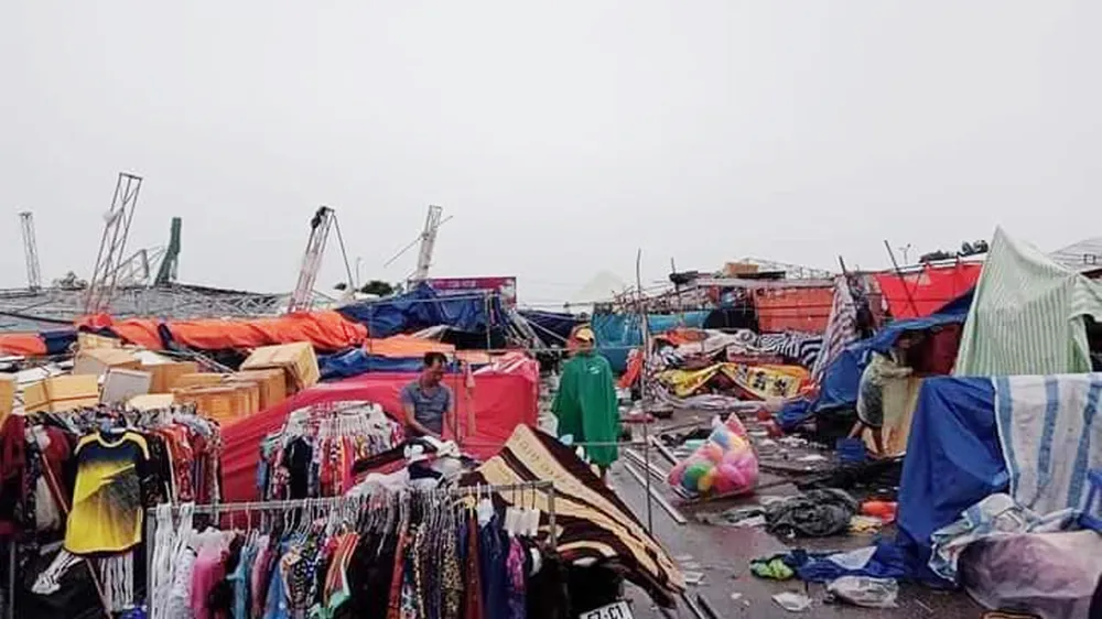  Khu vực hội chợ bị sập đổ hàng loạt gian hàng. Ảnh do bạn đọc cung cấp.