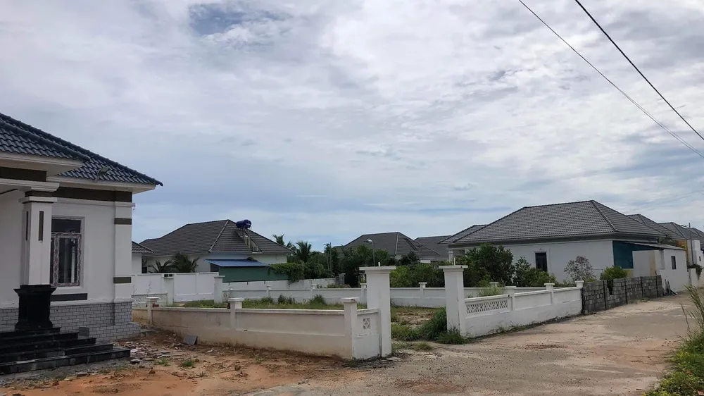 Tường rào và đường bê tông xây dựng trái phép trên khu đất xã Dương Tơ quản lý. Ảnh: QUỐC BÌNH