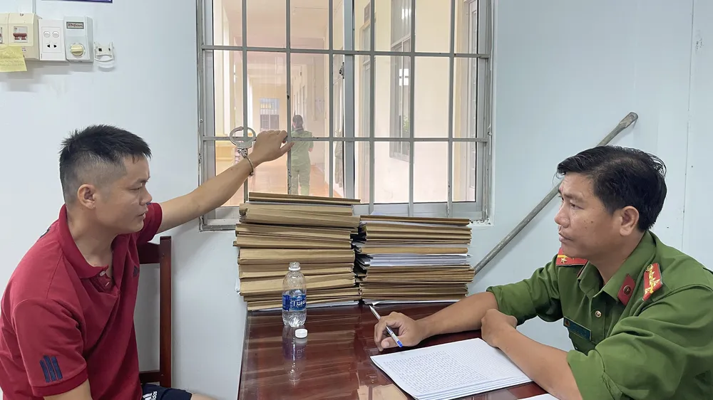 Hoàng Minh Vĩ tại cơ quan công an TP Phú Quốc. Ảnh: T.DŨNG