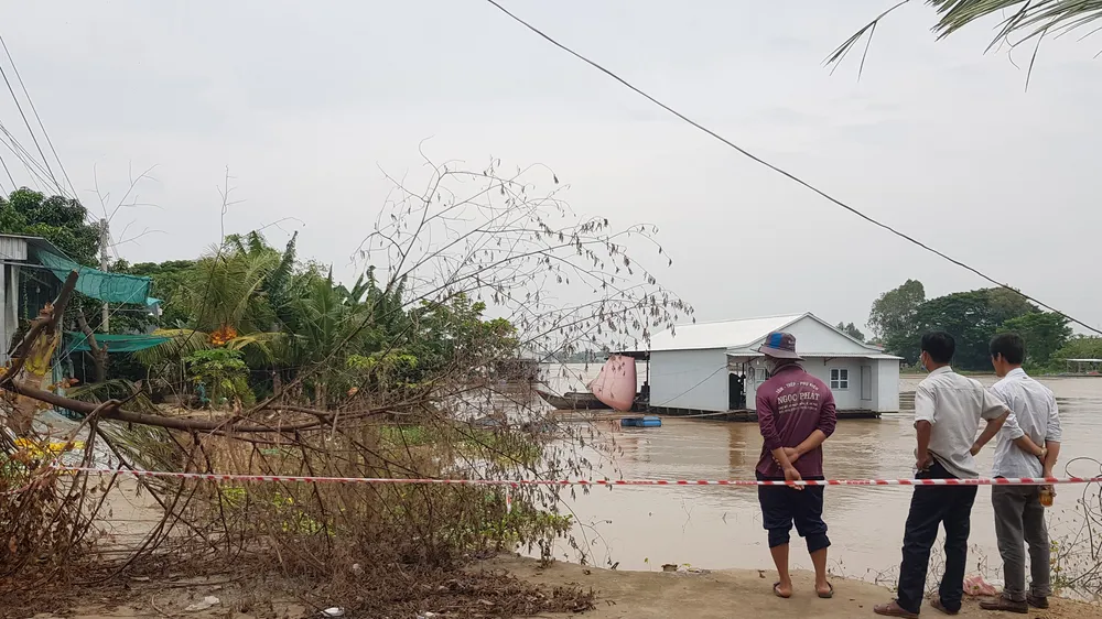 Liên tiếp xảy ra sạt lở bờ sông Tiền, sông Hậu