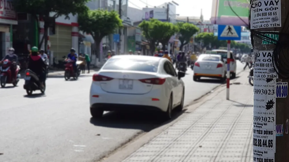Các băng nhóm cho vay dán quảng cáo chi chít trên cột điện. Ảnh: QUỐC BÌNH