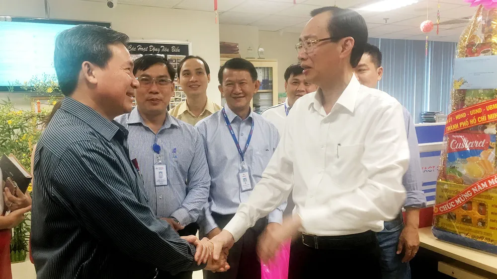 Phó Chủ tịch Thường trực UBND TPHCM Lê Thanh Liêm thăm, chúc tết công nhân ngành điện trực đêm 30 