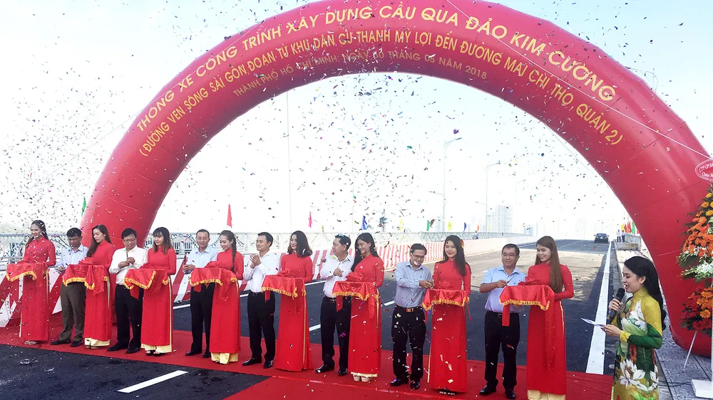 Thông xe cầu qua đảo Kim Cương quận 2