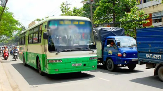 11 tài xế xe buýt vi phạm hút thuốc, nghe điện thoại khi đang lái xe