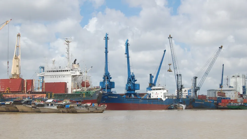 Tàu hàng cập cảng. Ảnh: QUỐC HÙNG