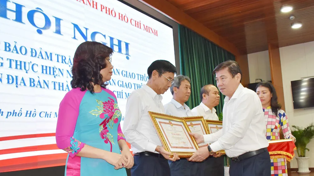 Chủ tịch UBND TPHCM Nguyễn Thành Phong trao tặng bằng khen cho các đơn vị tại hội nghị