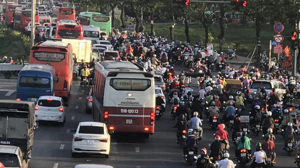 Dòng xe nối đuôi nhau về lại TP 
