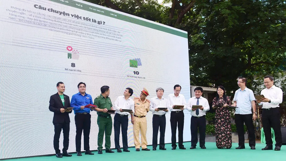 Các đại biểu nhấn nút ra mắt chương trình