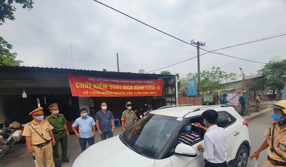 Đo thân nhiệt kiểm dịch phòng, chống Covid-19 trên địa bàn quận 9, TPHCM. Ảnh: ĐÀO THỤY