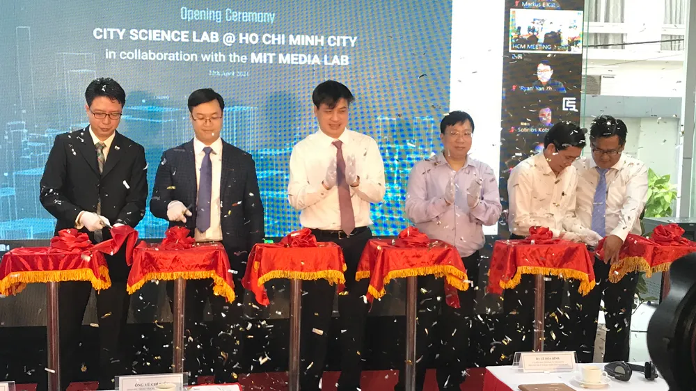 Phó Chủ tịch UBND TPHCM Lê Hòa Bình và các đại biểu cắt băng khánh thành đưa vào vận hành Phòng Nghiên cứu Khoa học đô thị TPHCM. Ảnh: QUỐC HÙNG