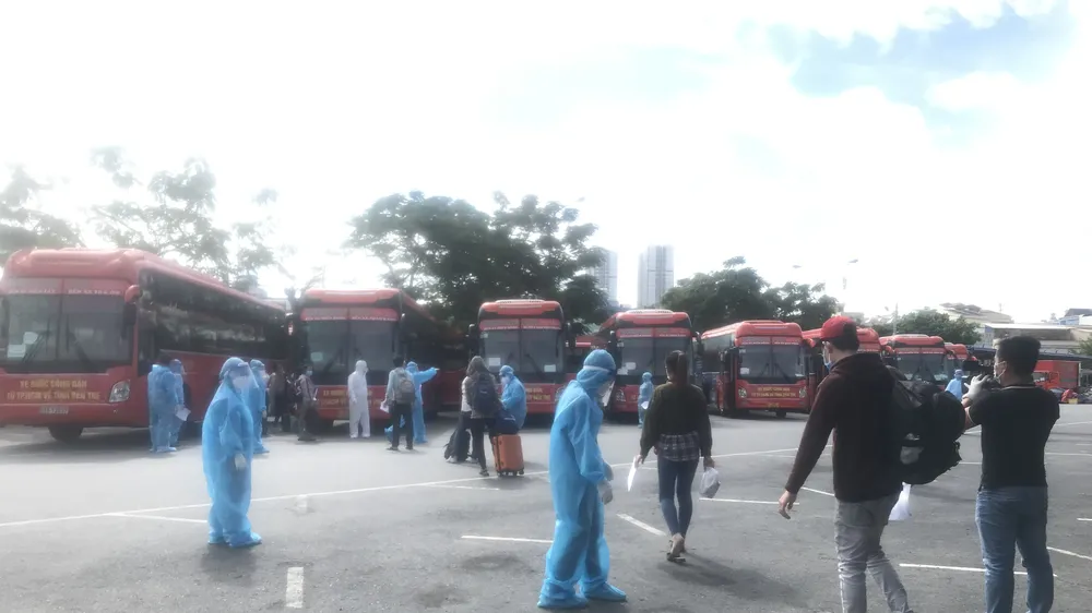 Hơn 300 người dân Bến Tre ở TPHCM được Công ty Phương Trang đưa về quê