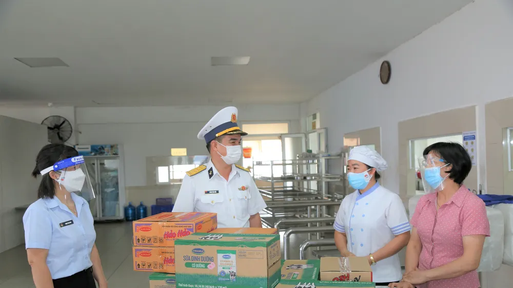 Tổng Công ty Tân Cảng tặng quà động viên đội ngũ cán bộ, công nhân thực hiện "3 tại chỗ" trong sản xuất kinh doanh. Ảnh: CÔNG HOAN