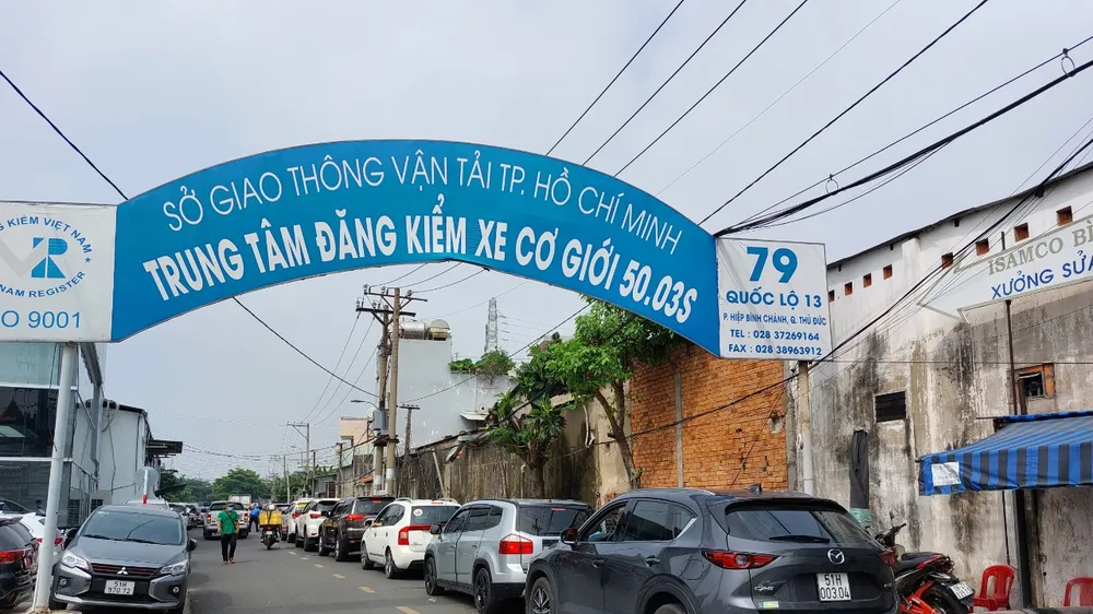 Các trung tâm đăng kiểm tấp nập xe đến đăng kiểm gây quá tải. Ảnh: QUỐC HÙNG