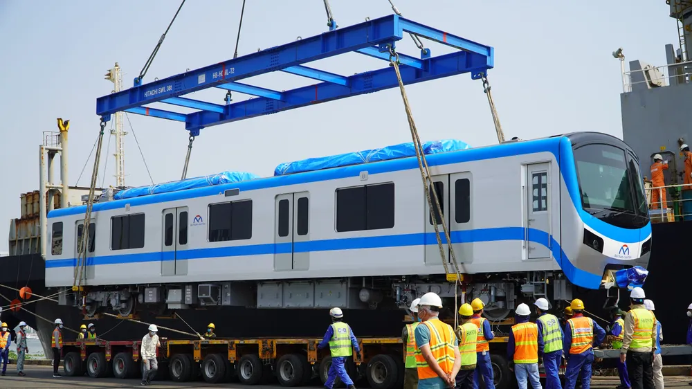 Đoàn tàu 12 và 13 tuyến Metro Bến Thành - Suối Tiên cập cảng TPHCM