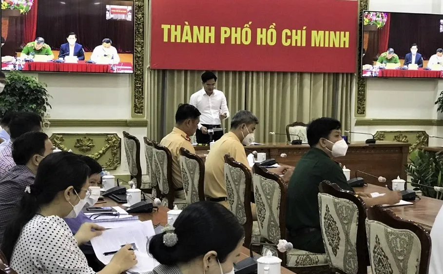 Giám đốc Sở GTVT TPHCM Trần Quang Lâm báo cáo tình hình an toàn giao thông trên địa bàn TPHCM tại hội nghị. Ảnh: QUỐC hÙNG
