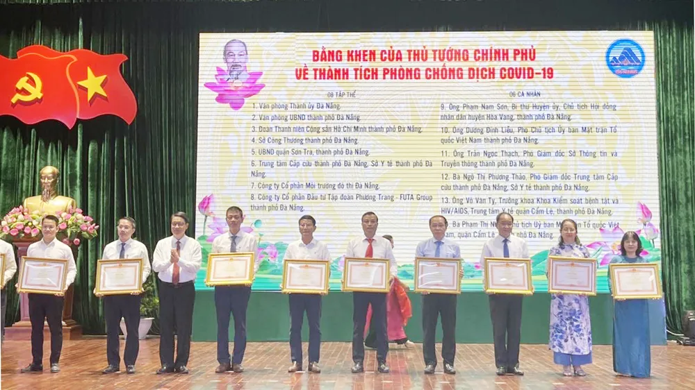 Chủ tịch nước tặng thưởng Huân chương Lao động hạng Ba cho đơn vị có nhiều đóng góp chống dịch Covid-19