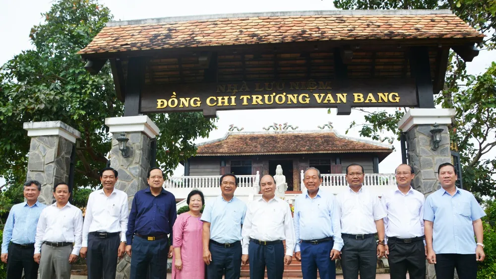 Chủ tịch nước Nguyễn Xuân Phúc dâng hương tại Khu lưu niệm đồng chí Trương Văn Bang