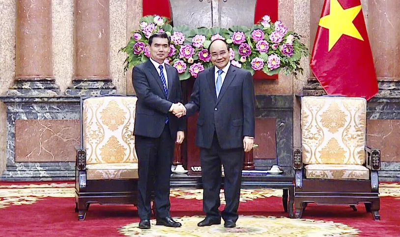 Chủ tịch nước Nguyễn Xuân Phúc tiếp Viện trưởng Viện Kiểm sát nhân dân tối cao Lào Xayxana Khotphouthone