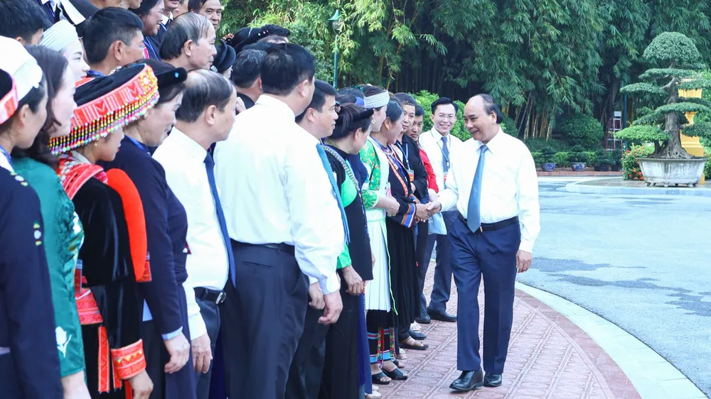 Chủ tịch nước Nguyễn Xuân Phúc gặp mặt Đoàn đại biểu người dân tộc thiểu số tiêu biểu tỉnh Cao Bằng​ 