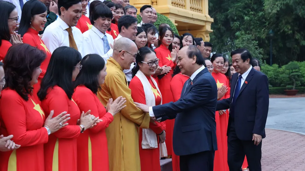 Chủ tịch nước Nguyễn Xuân Phúc gặp mặt đoàn đại biểu điển hình tiên tiến tỉnh Vĩnh Long