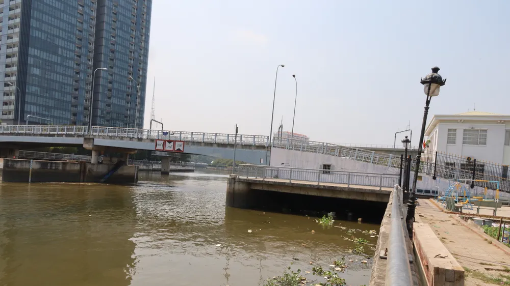 Kênh rạch bị xả rác, chất thải rắn làm hạn chế dòng chảy